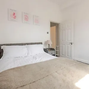5min To Royal Infirmary Hospital Holiday home Huddersfield